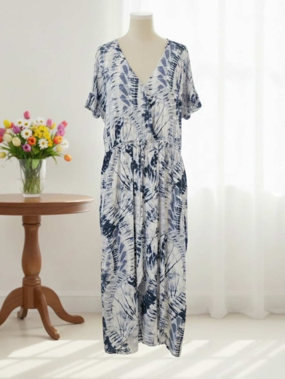 Gigio V-Neck Tie-Dye Maxi Dress in Navy and White